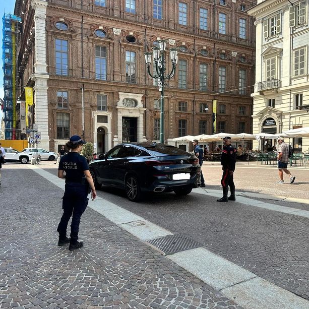 Suv abbandonato in piazza Carignano, tensione a Torino: carabinieri sul posto