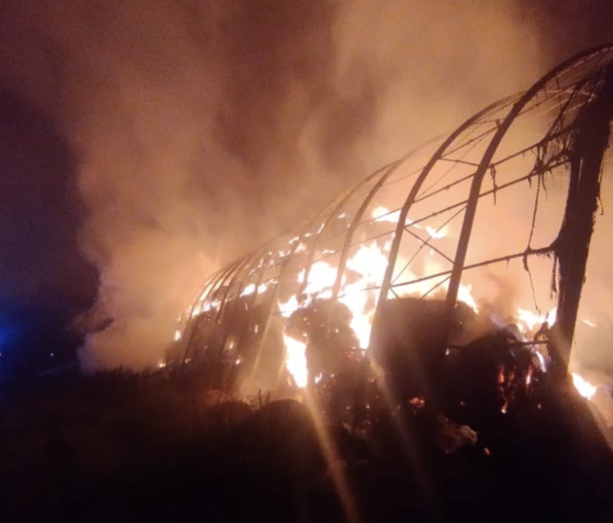 Notte di fuoco a Gavirate, in fiamme centinaia di rotoballe di fieno