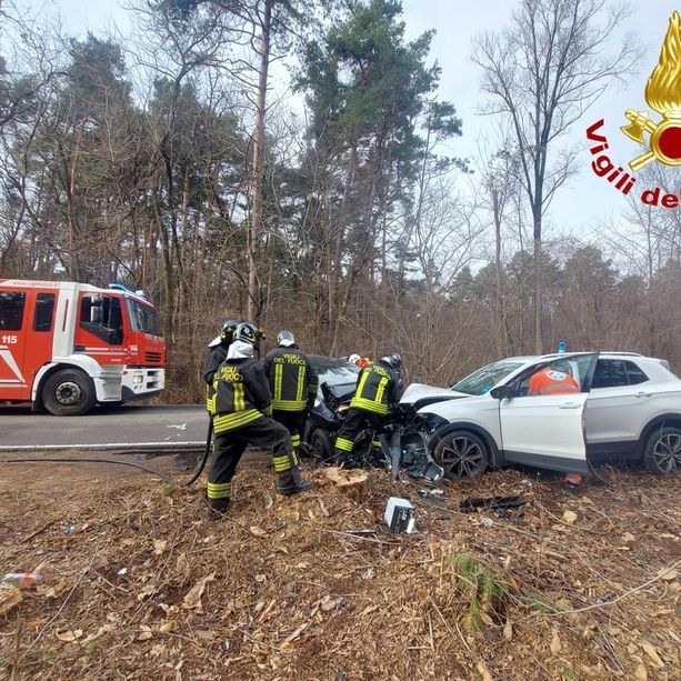 Sabato nero sulle strade: schianto tra due auto a Tradate: tre feriti, uno è grave