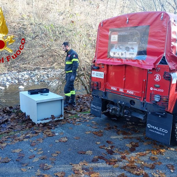 FOTO. Dal torrente spunta una cassaforte: per recuperarla arrivano i vigili del fuoco
