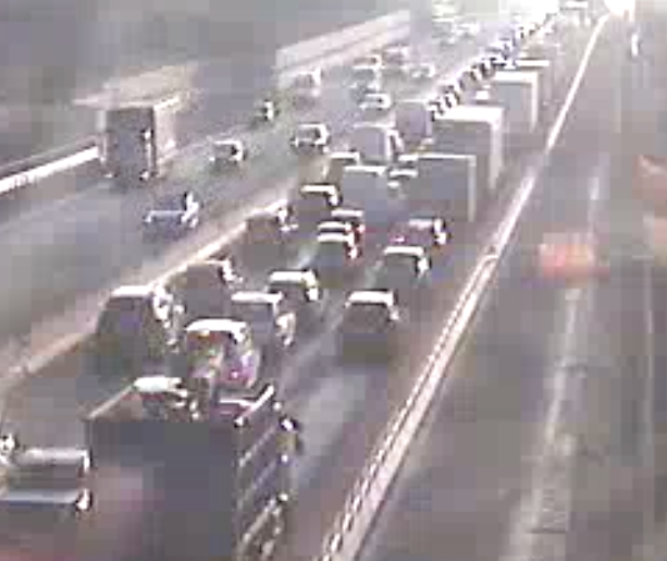Ribaltamento sull'Autolaghi, almeno un ferito grave. A8 chiusa: traffico in tilt verso Milano