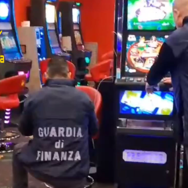 Giocatori &quot;anonimi&quot; spendevano più di 200mila euro in un giorno: la Guardia di Finanza sanzione quattro gestori di sale slot