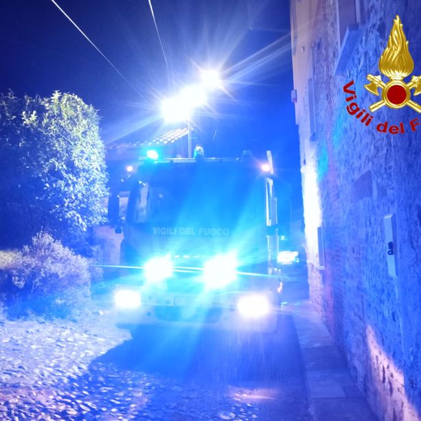 FOTO. Tetto in fiamme nella notte: a Casalzuigno intervengono i vigili del fuoco