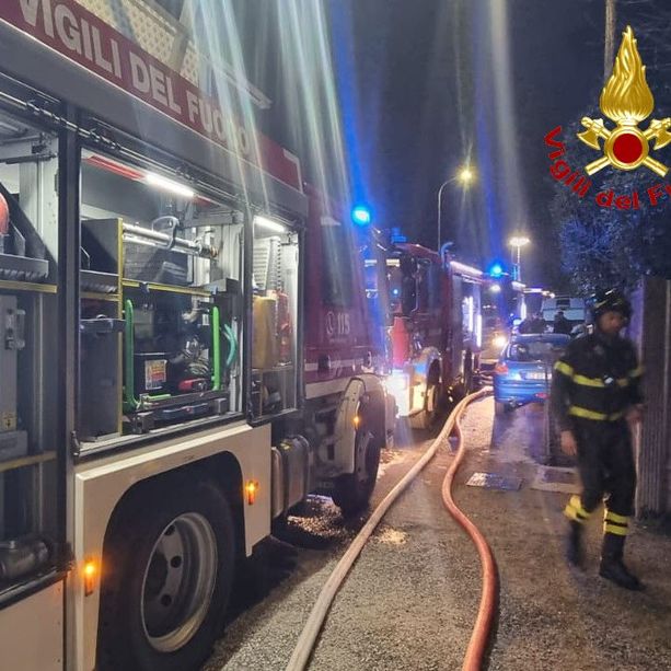 Capannone in fiamme a Caronno Pertusella: vigili del fuoco in azione