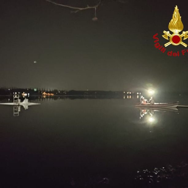 Oggi con l'autogrù il recupero dell'aliante precipitato nel lago di Varese
