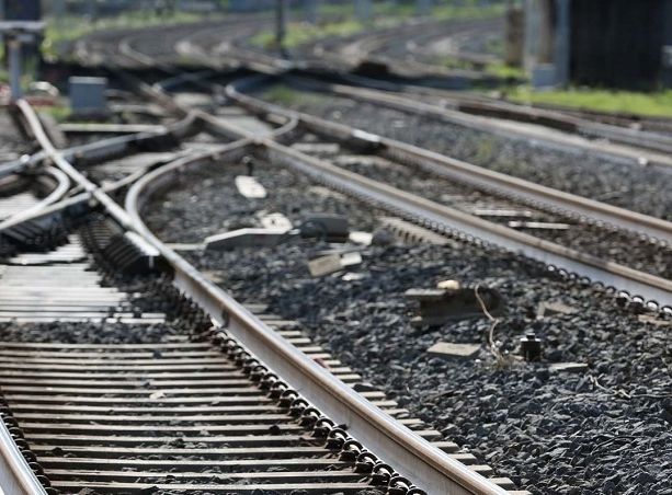 Corpo senza vita ritrovato sui binari a Rho: indagini e circolazione ferroviaria in tilt