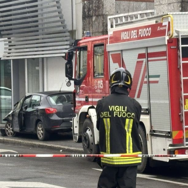 Incidente in Corso Sempione a Gallarate: cinque feriti lievi. Assaliti anche due soccorritori