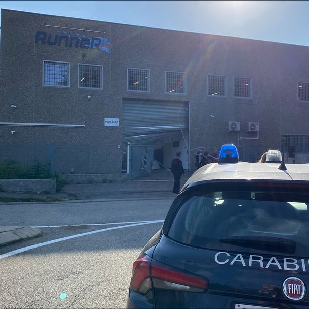Spaccata alla Runner di Fagnano: banda di professionisti all'opera, ingente la refurtiva
