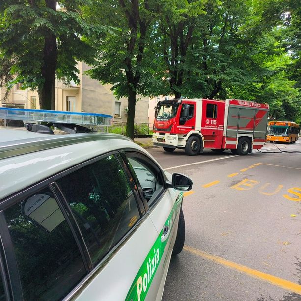 Busto, camion perde fusti con acido cloridrico. Evacuati i passeggeri di un autobus