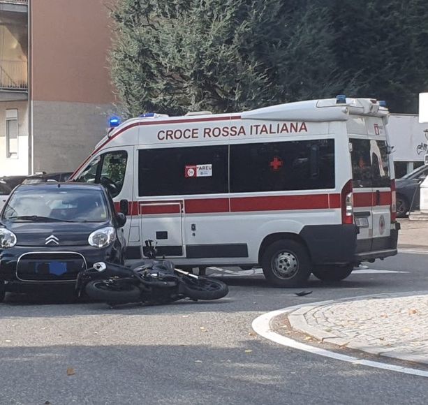 Scontro tra auto e moto in viale Boccaccio, soccorsi un ragazzo e una donna