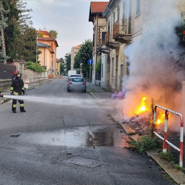 FOTO. Rifiuti in fiamme vicino ai contatori: paura a Busto