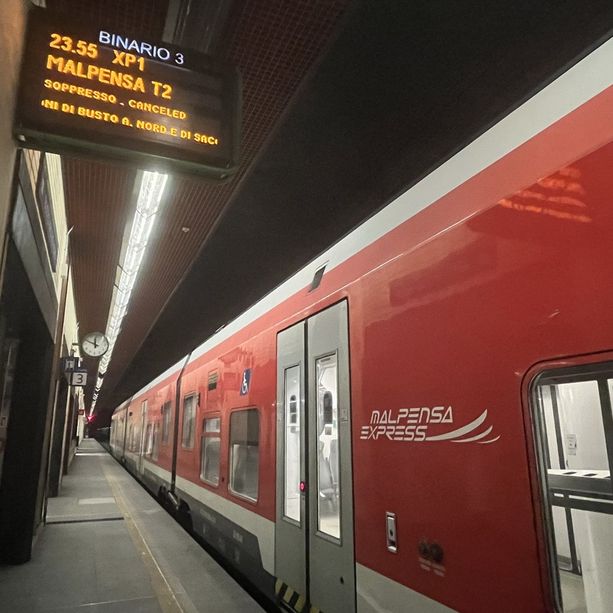 Giovane investita, il lutto e le attese. Ripartiti i treni