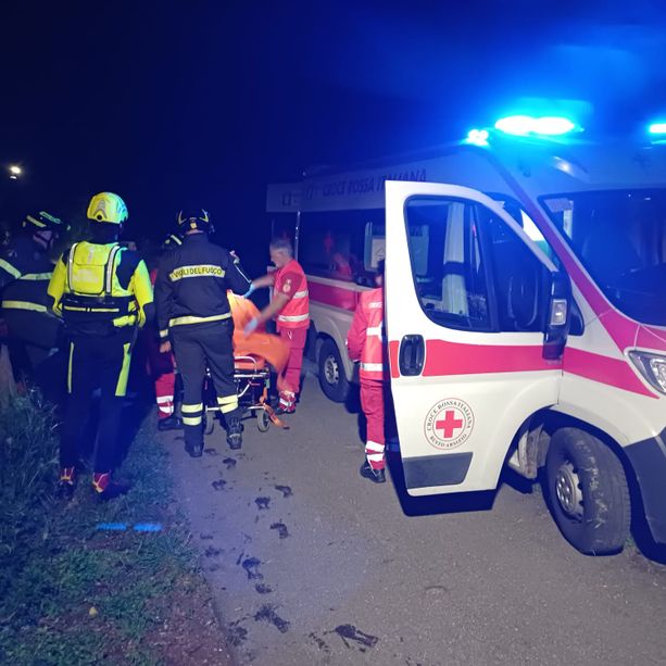 Donna si butta nell'Olona: salvata dai vigili del fuoco