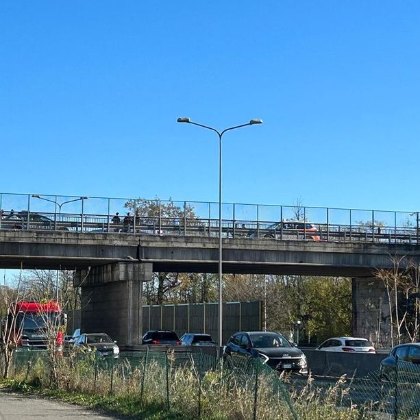 Minaccia di gettarsi dal ponte sopra la 336. Salvato dalla Polizia