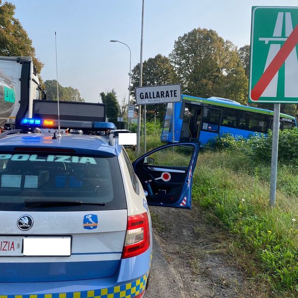 Pullman rubato nella notte spunta nel torrente