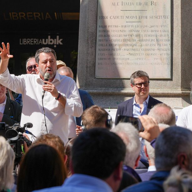 Salvini a Varese: «Abituato alle polemiche di Bossi». Ma dal palco lo ringrazia: «Senza di lui non saremmo qui»