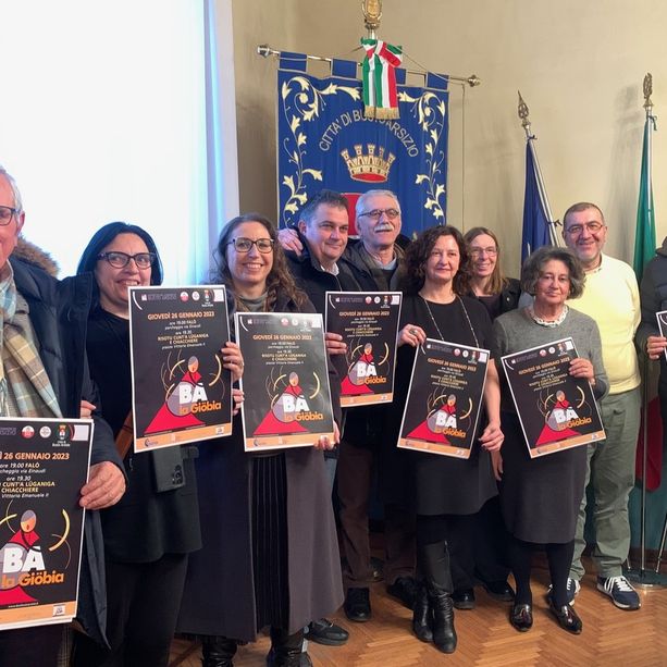 Giöbia: Busto riaccende la tradizione... alla grande. Mille porzioni di risotto e luganiga in piazza Vittorio Emanuele