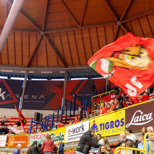 VIDEO Uyba tris vincente. Sei “troppo” per Macerata