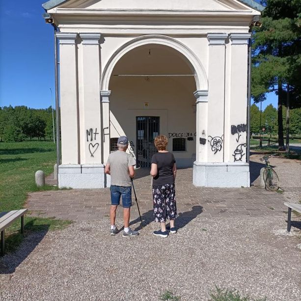 Scritte e disegni osceni sui muri della chiesa
