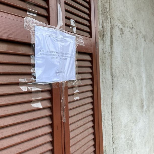 I vicini della 73enne trovata morta in casa: «Abbiamo sentito le urla e siamo corsi. Abbiamo anche fatto il massaggio cardiaco»