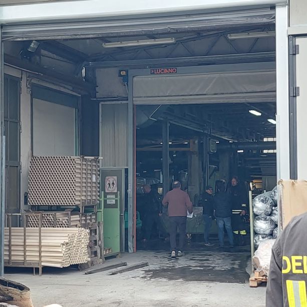 I soci “bloccano” l'incendio nell'azienda. «Avevamo fatto un corso. È stato provvidenziale»