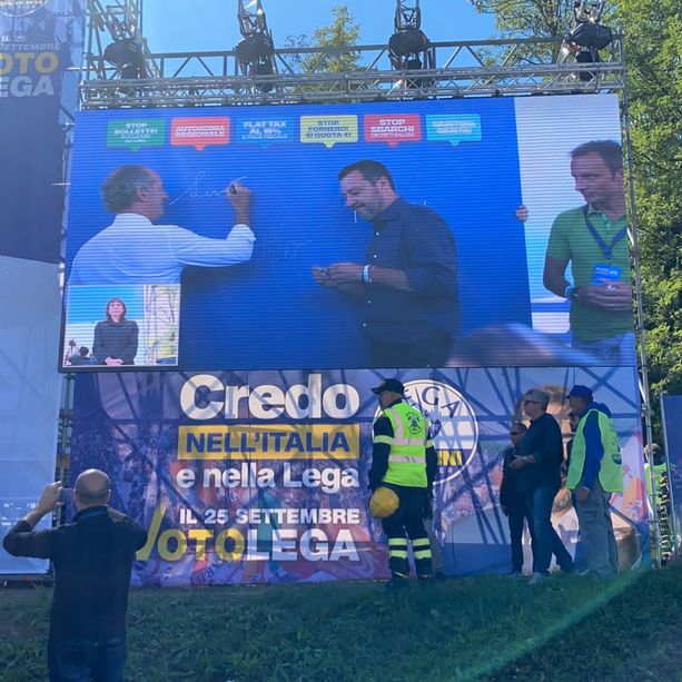 VIDEO. Pontida, Salvini fa firmare gli impegni per il Governo