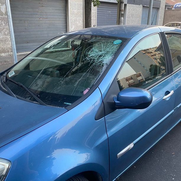 Aggredisce un'anziana, poi gli agenti