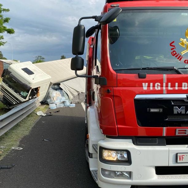 FOTO E VIDEO. Tir esce di strada e si rovescia con il carico, Autolaghi a rilento