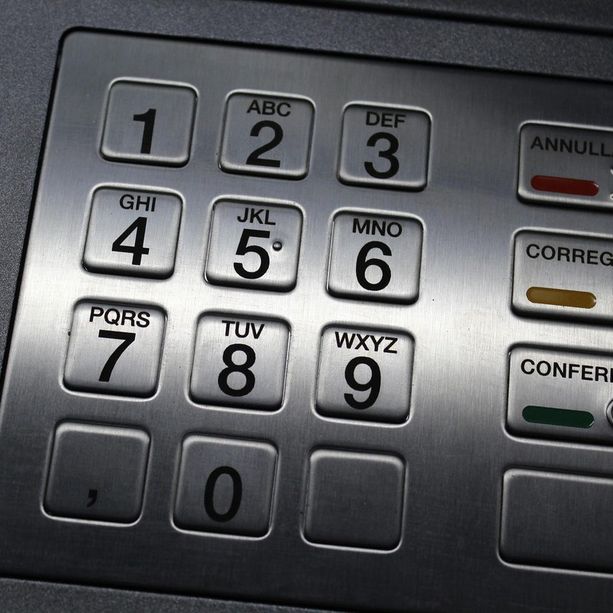 Diciottenne di Busto rapinato e sequestrato in vacanza: «Rivuoi il cellulare? Preleva i soldi dal bancomat»