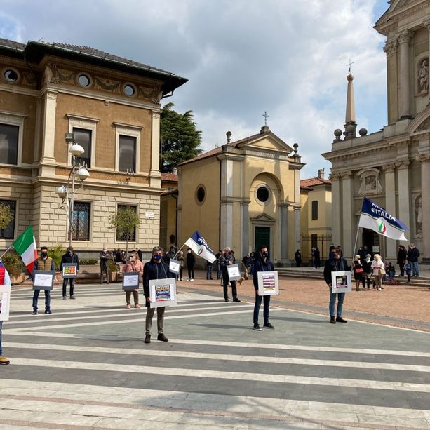Flash mob di Fratelli d'Italia a Busto: il silenzio per le attività economiche ferme