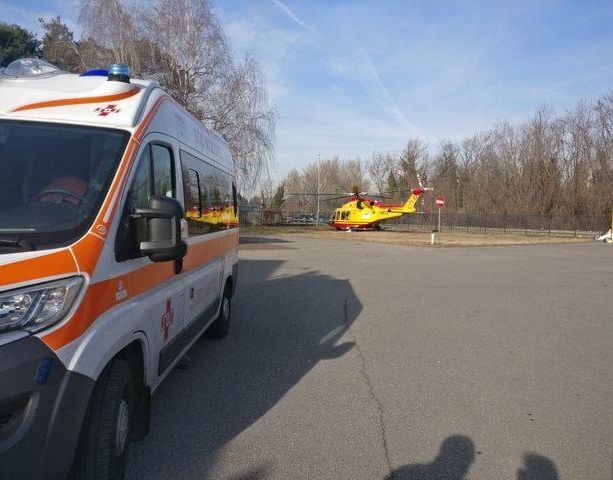 Vergiate, donna investita in via Rosselli: in volo l'elisoccorso