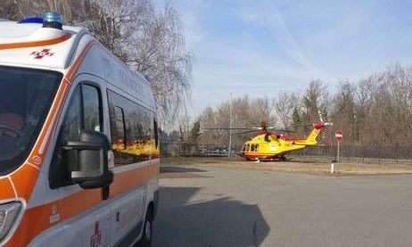 Gavirate, cade dalla bicicletta lungo la pista ciclabile del lago: muore 75enne