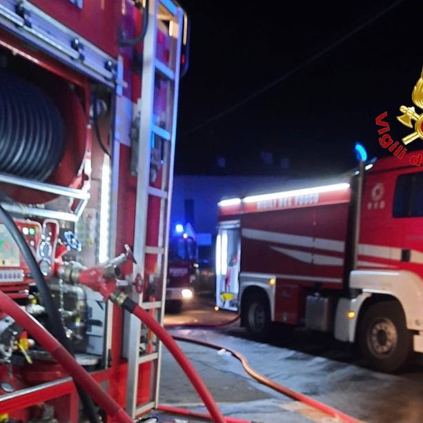 Varese: incendio nella notte in un edificio di via Cavour, intervengono i vigili del fuoco
