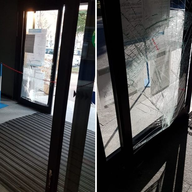 Deluso dai Servizi Sociali, sfonda la porta del municipio con lo scooter: denunciato