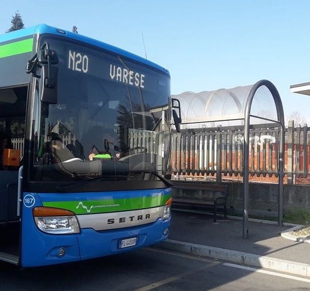 Angera: ragazzi fumano sul bus, l'autista li rimprovera e viene preso a botte