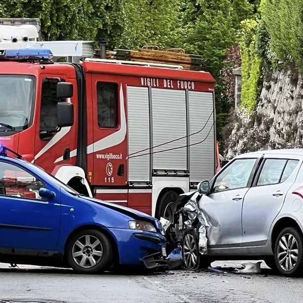 Frontale tra due auto sulla Provinciale del lago Maggiore: tre persone soccorse a Porto Valtravaglia