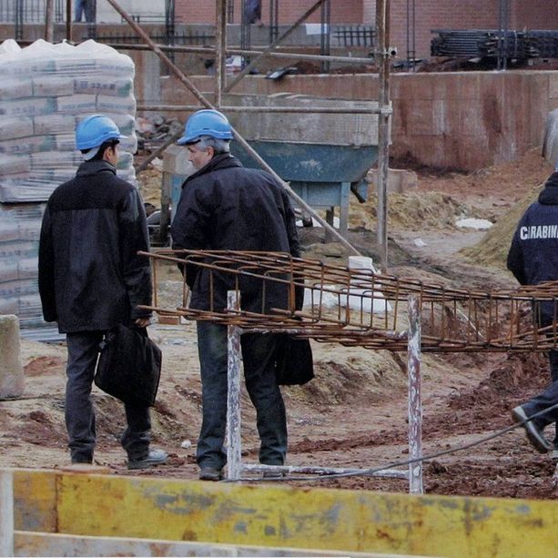 Norme non rispettate e operai &quot;in nero&quot; in cantiere: cinque denunce e duecentomila euro di multa