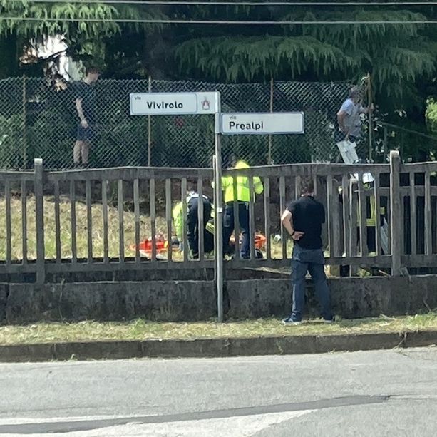 Varese, precipita dal ponte della ferrovia. Soccorsi in azione al Vivirolo