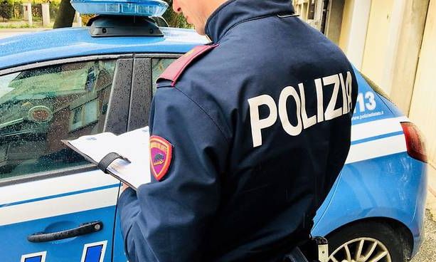 Derubano anziani portando via soldi e gioielli. Due truffatori presi dalla Volante della polizia
