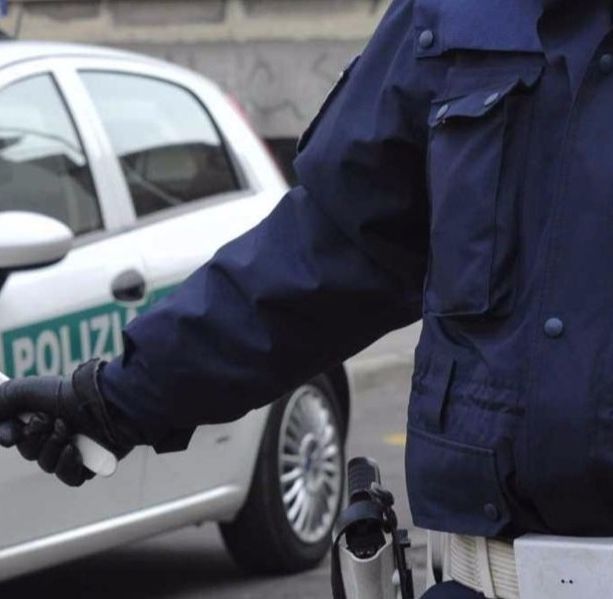 Masnago, locale trasformato in discoteca con 120 ragazzi ma senza autorizzazione: la polizia locale interrompe la festa