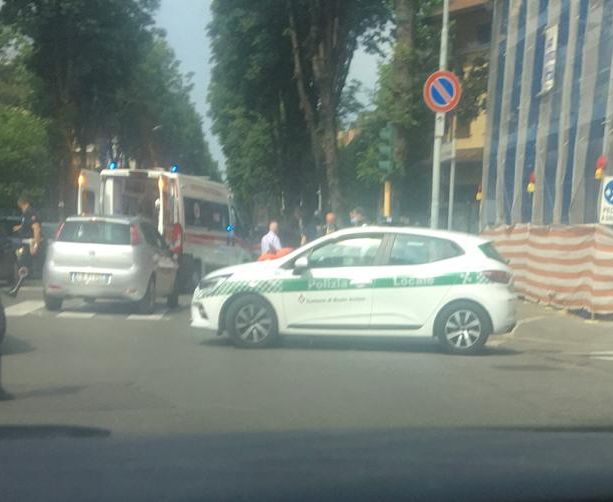 Pedone investito in viale Pirandello a Busto. 75enne a terra e traffico in tilt