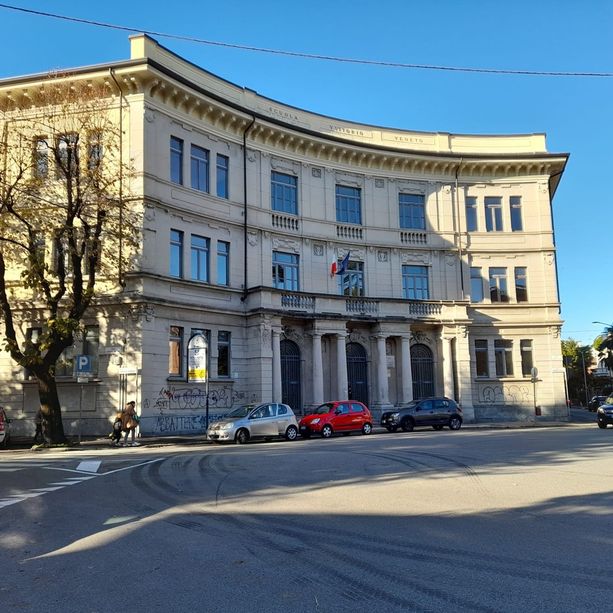 Pugno in faccia alla prof: studente sospeso fino al termine dell'anno scolastico. La ricostruzione del dirigente