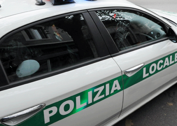 Avevano l'assicurazione falsa ma erano stati truffati: denunciati in dieci dalla Polizia Locale di Busto