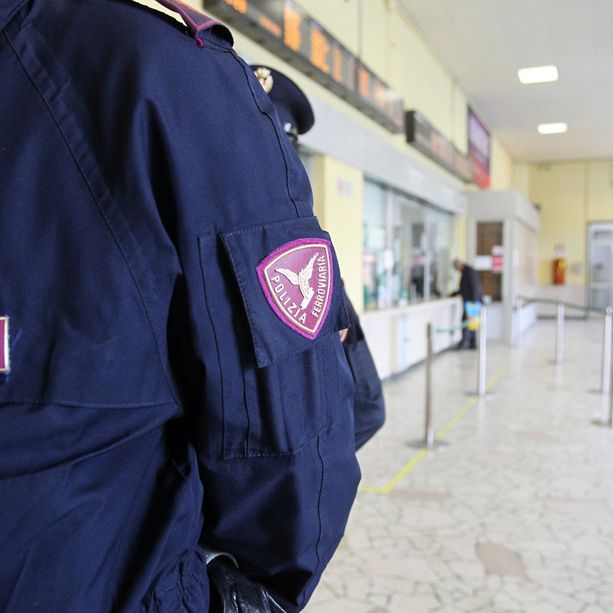 Quattordicenne arrestato in stazione a Varese. Era ricercato per rapina, furto e porto d'armi