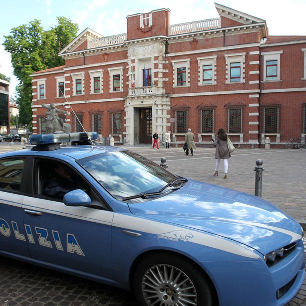 Varese, torna a casa ubriaco e tenta di spingere un vicino dalla finestra: arrestato per tentato omicidio