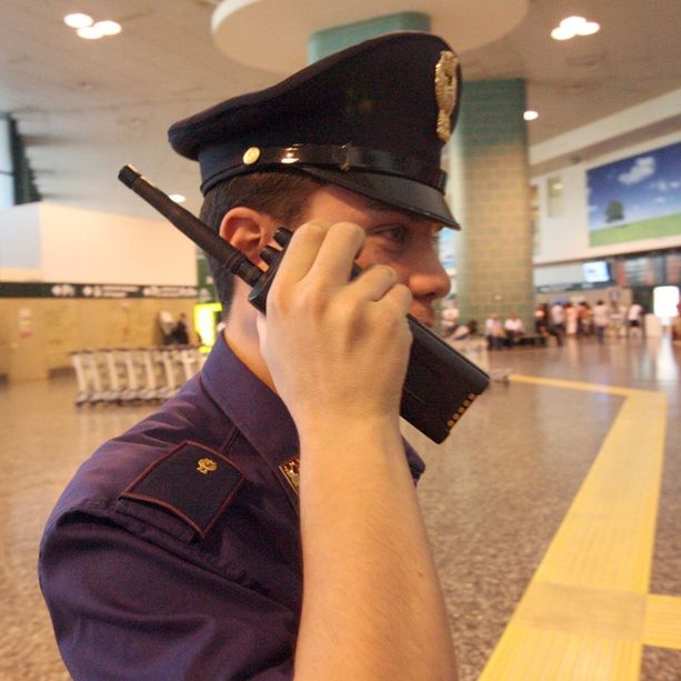 Furto al duty free di Malpensa. Nascondevano i profumi nel controsoffitto dei bagni per disabili