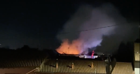 FOTO e VIDEO. Notte di fuoco nel Varesotto: appartamento distrutto dalle fiamme a Vergiate, brucia abitazione a Busto