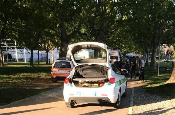 Incidente al Lido di Gavirate: sedicenne in bici urta una corda e cade, è grave