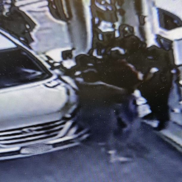 VIDEO. Varese, lite dal benzinaio per dieci euro finisce a botte: gestore al pronto soccorso