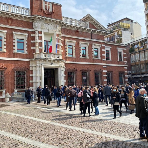 VIDEO. Allarme bomba in tribunale a Varese: evacuato l'edificio